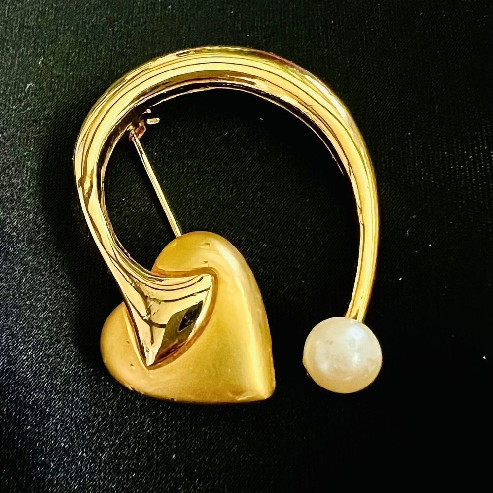 Vintage RARE Devil’s Tail Brooch Pearl Shiny and Brushed Gold Tone STUNNING 4038